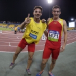 Gerard Descarrega y su guía Marcos Blanquiño, tras la prueba de 400 metros T11 del Mundial de Atletismo Doha 2015.