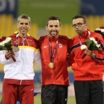 Alberto Suárez, en el podio con la medalla de plata de los 5000 metros T13 en el Mundial de Atletismo Doha 2015.