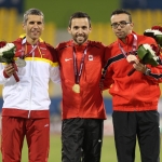 Alberto Suárez, en el podio con la medalla de plata de los 5000 metros T13 en el Mundial de Atletismo Doha 2015.