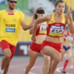 Momento de la prueba del relevo 4x100 T11-T13 femenino del Mundial de Atletismo Doha 2015, con Lia Beel y David Alonso y Sara Martínez.