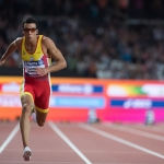 Joan Munar cruza la línea de meta en la prueba de los 100 metros T12 durante el Campeonato del Mundo de Atletismo Paralímpico de Londres.