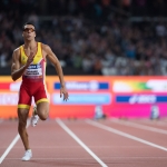 Joan Munar cruza la línea de meta en los 100 metros T12 durante el Campeonato del Mundo de Atletismo Paralímpico de Londres.