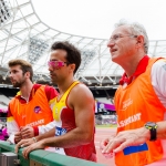 Martín Parejo, con su equipo durante la participación en el salto de longitud del Campeonato del Mundo de Atletismo Paralímpico de Londres.