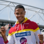 Deliber Rodríguez posa con la medalla de bronce en los 400 metros T20 durante el Mundial de Atletismo Paralímpico de Londres.
