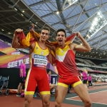 Gerard Descarrega y Marcos Blanquiño ganan la medalla de oro en 400 metros T11 durante el Campeonato del Mundo de Atletismo Paralímpico de Londres.