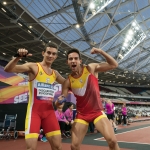 Gerard Descarrega y Marcos Blanquiño, celebran su victoria en la prueba de 400 metros T11 durante el Campeonato del Mundo de Atletismo de Londres.