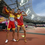 Gerard Descarrega y Marcos Blanquiño celebran su victoria en la final de 400 metros T11 durante el Campeonato del Mundo de Atletismo de Londres.