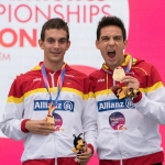 Gerard Descarrega y Marcos Blanquiño, en el podio con la medalla de oro de los 400 metros T11 durante el Campeonato del Mundo de Atletismo de Londres.