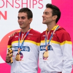 Gerard Descarrega y Marcos Blanquiño, en el podio con el oro de los 400 metros T11 durante el Campeonato del Mundo de Atletismo de Londres.