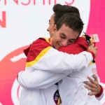 Gerard Descarrega y Marcos Blanquiño celebran el oro en los 400 metros T11 durante el Campeonato del Mundo de Atletismo de Londres.