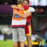 Héctor Cabrera celebra con su entrenador la medalla de bronce en lanzamiento de jabalina F13 durante el Campeonato del Mundo de Atletismo Paralímpico de Londres.