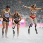 Sara Andrés celebra la medalla de bronce conseguido en los 200 metros T44 en el Campeonato del Mundo de Atletismo Paralímpico Londres 2017.