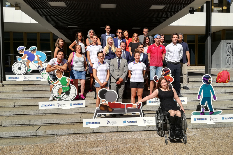 Foto de familia en el acto de presentación de los #Paraemojis