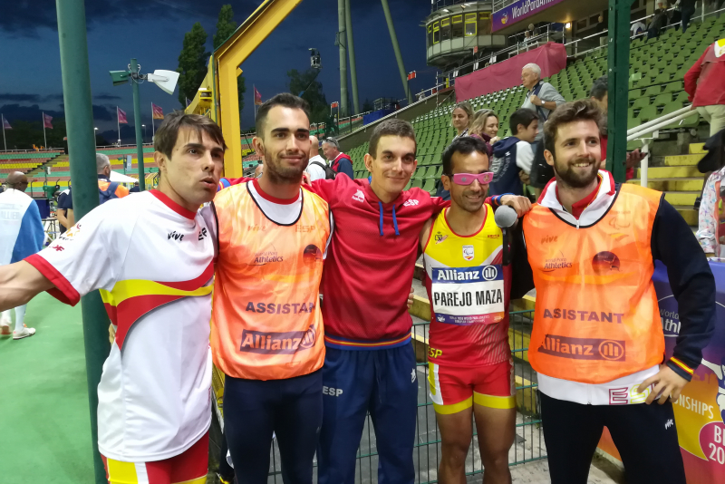 El equipo de Longitud T11 celebra el oro de Descarrega y el bronce de Porras