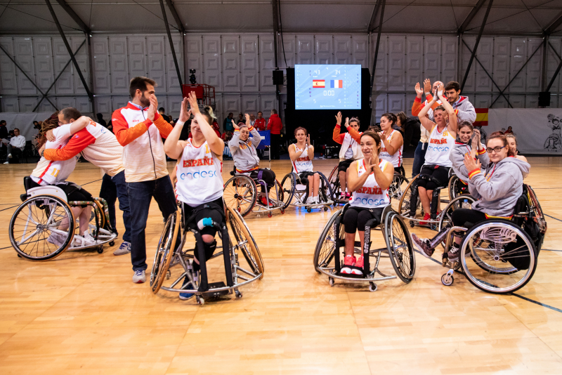 Las jugadoras españolas celebran la victoria ante Francia