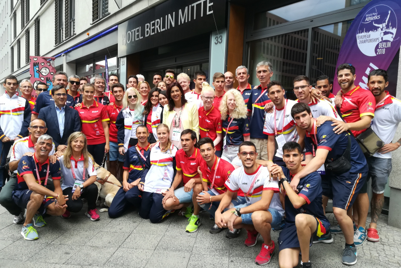 La secretaria de Estado para el Deporte, María José Rienda, con el equipo español en Berlín