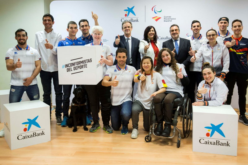 Foto de familia del acuerdo CaixaBank-Comité Paralímpico Español