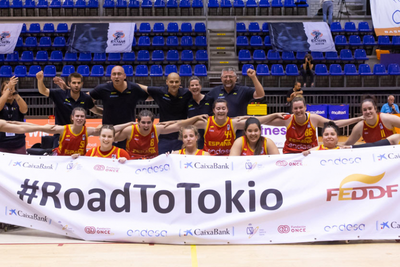 La selección española celebra la victoria. Foto: Ilse Schaffers