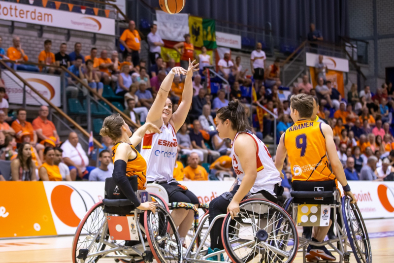 Un momento del España-Holanda en la semifinal del Europeo de baloncesto en silla
