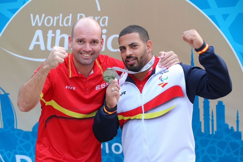 Kim López celebra la conquista de la medalla con su entrenador