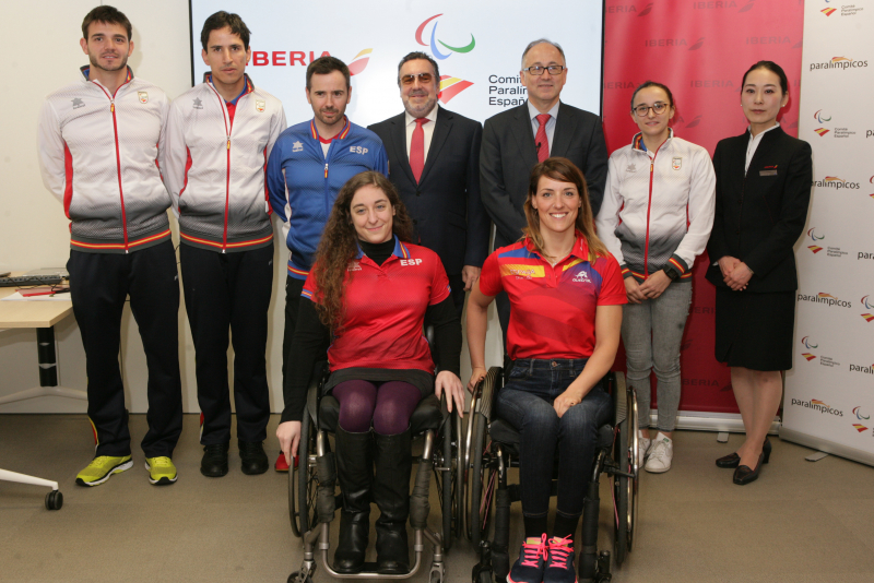 Foto de familia entre Iberia, CPE y deportistas