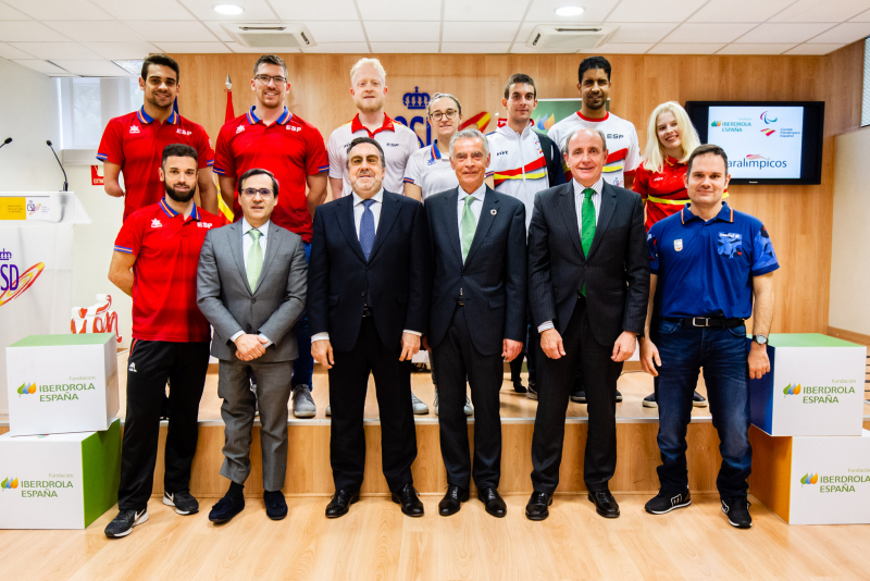 Foto de familia tras la entrega