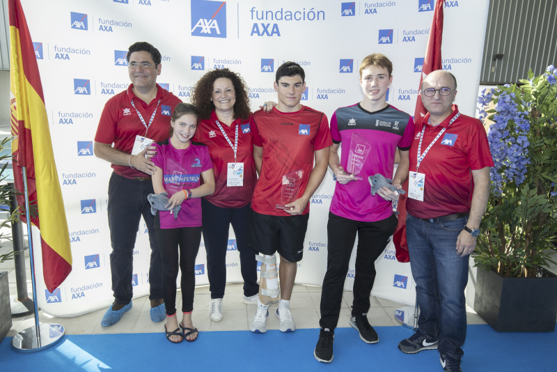 Los tres ganadores con los representantes de AXA