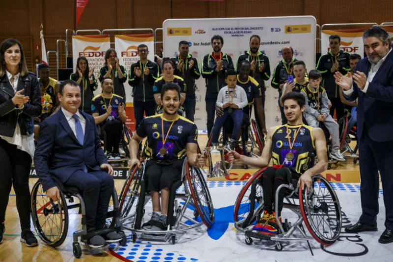 Rodríguez Uribes y José Alberto Álvarez entregan la copa al Ilunion