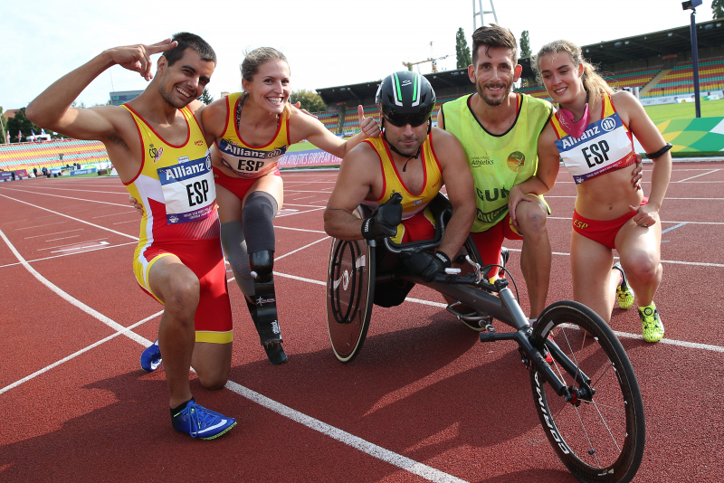 Lorenzo Albaladejo, junto al resto del relevo 4x100 en el Europeo de Berlín 2018