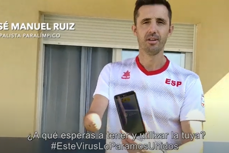 José Manuel Ruiz, mostrando su móvil con la aplicación Radar COVID