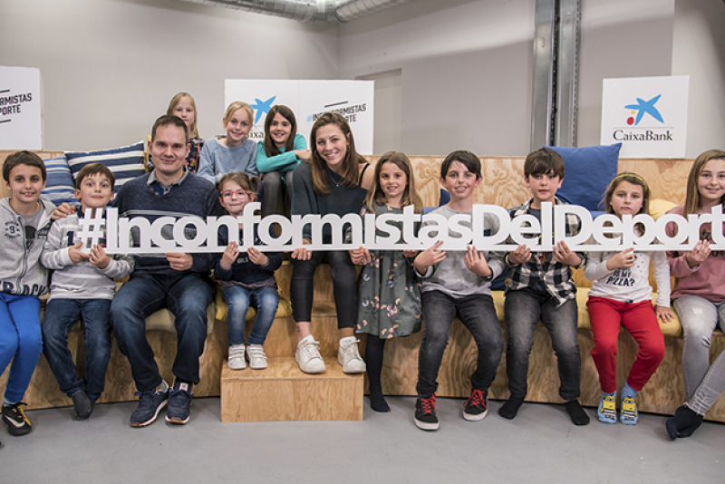 Jordi Morales y Nuria Marqués, junto a niños durante uno de los retos