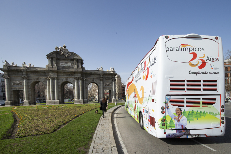 El Bus Paralímpicos 25 Años con la Puerta de Alcalá al fondo
