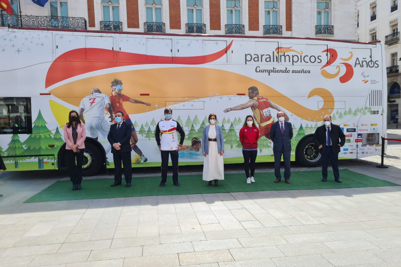 Isabel Díaz Ayuso y representantes del CPE ante el Bus Paralímpicos 25 Años