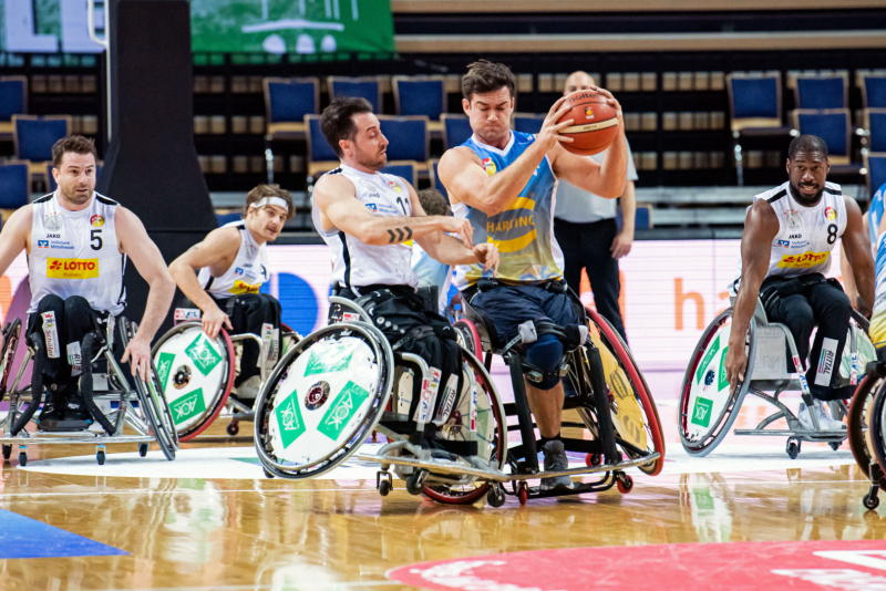 Partido de baloncesto en silla de ruedas