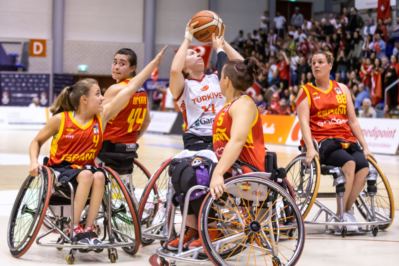 Competición de baloncesto en silla de ruedas