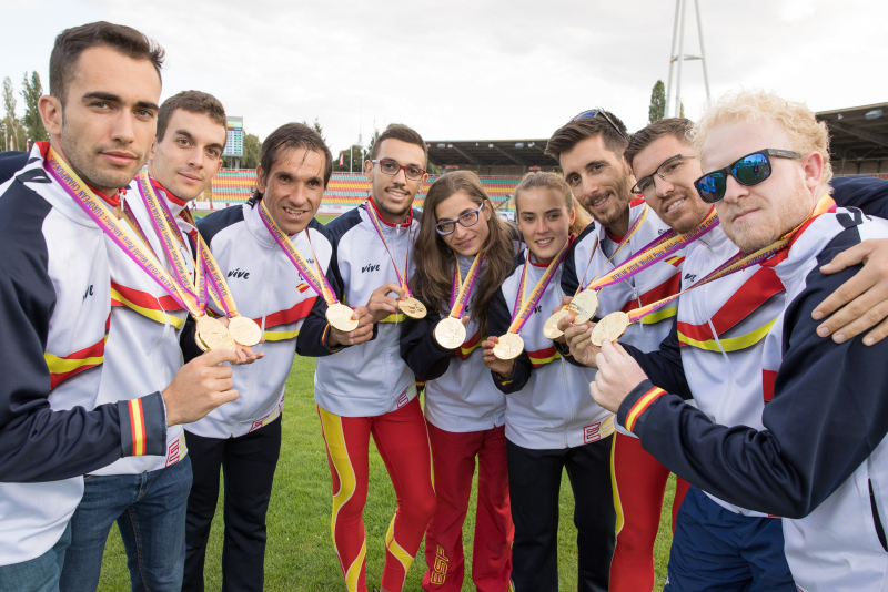 Deportistas paralímpicos mostrando sus medallas