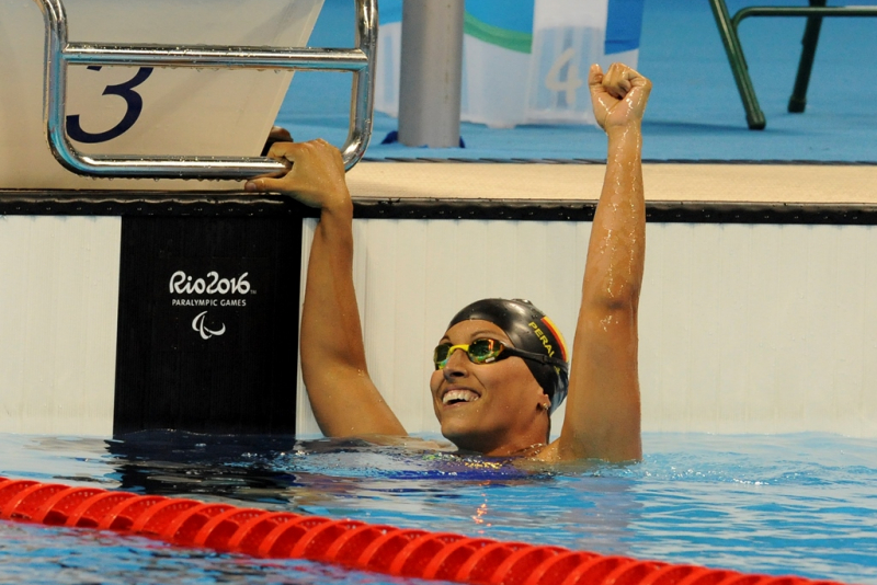 Teresa Perales, alza los brazos tras conseguir el oro en los Juegos de Río