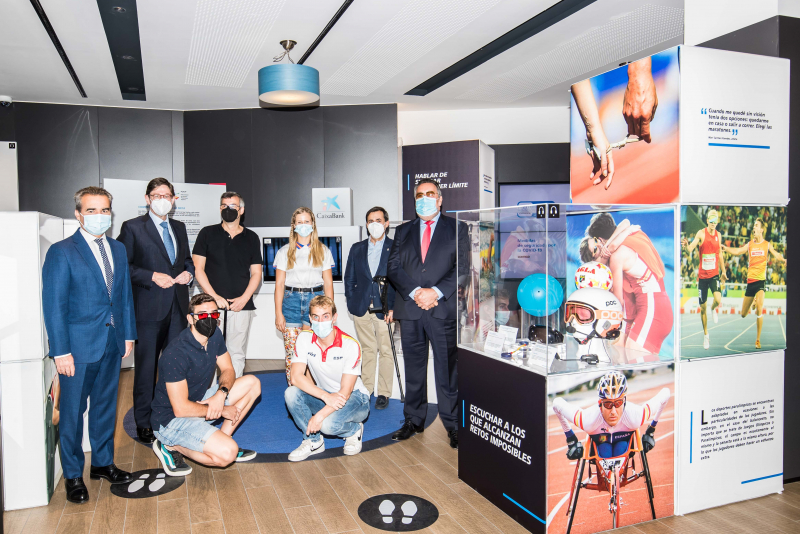 Deportistas y autoridades, durante el acto de inauguración de la exposición