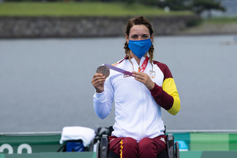 Eva Moral con su medalla de plata en los Juegos Paralímpicos de Tokio 2020