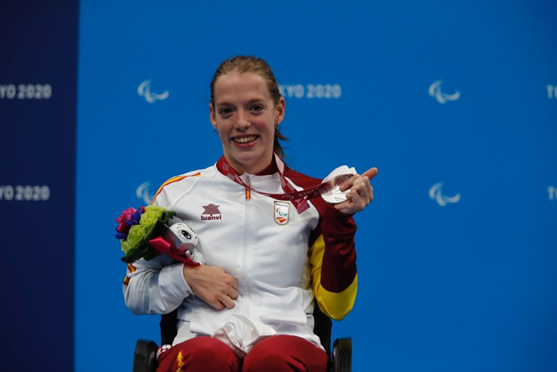 Marta Fernández con su medalla de plata en los 50 metros mariposa