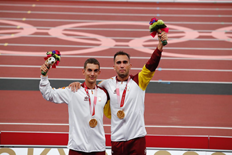 Gerard Descarrega y Guillermo Rojo en el pódium con su medalla de oro