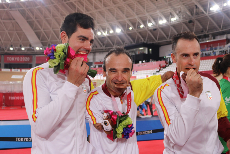 Ricardo Ten, Pablo Jaramillo y Alfonso Cabello muerden la medalla de bronce conseguida en Tokio 2020