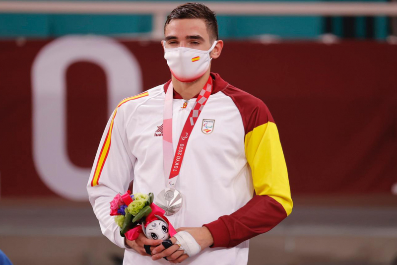 Sergio Ibáñez en el podio de los Juegos Paralímpicos con la medalla de plata