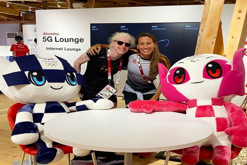 Susana Rodríguez y su guía, Sara Loehr en la Villa Paralímpica de Tokio junto a las mascotas de los Juegos