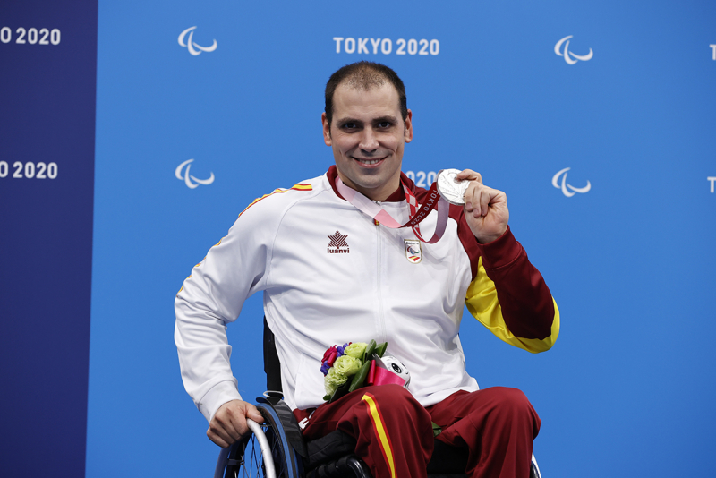 Toni Ponce muestra su medalla de plata conseguida en los 200 metros libres