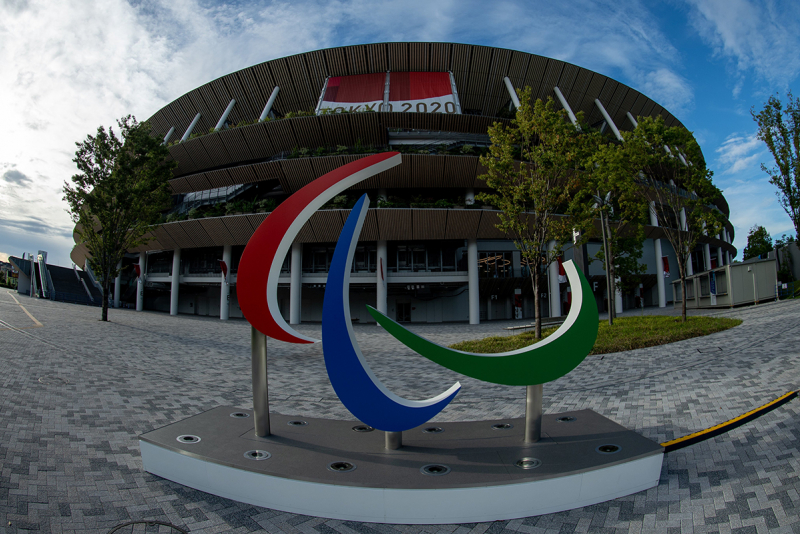Estadio de Tokio con el Agito de los Juegos Paralímpicos