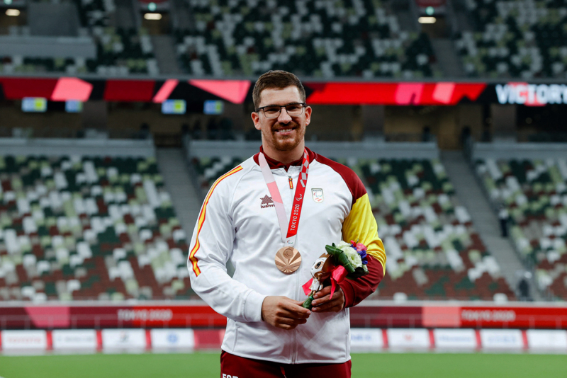 Héctor Cabrera con su medalla de bronce en el Estadio Olímpico de Tokio