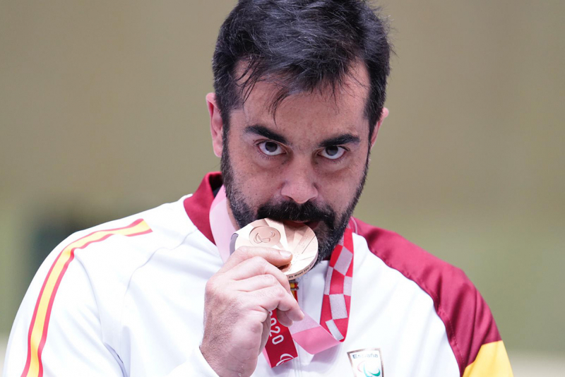 Juan Saavedra muerde la medalla de bronce conseguida en Tokio