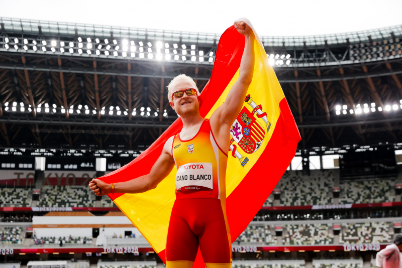 Iván Cano celebra su medalla de plata