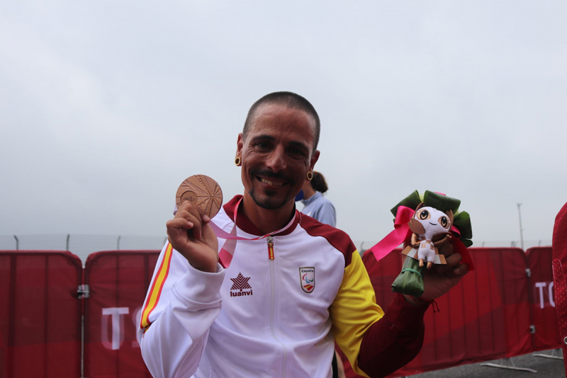 Sergio Garrote con la medalla de bronce en ruta